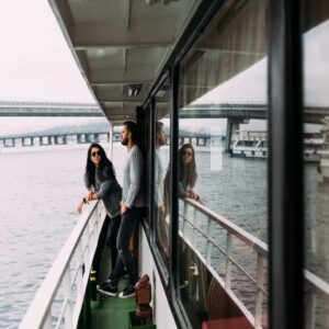 Dos personas en los pasillos de un crucero Cuanto cuesta viajar en un crucero todo incluido