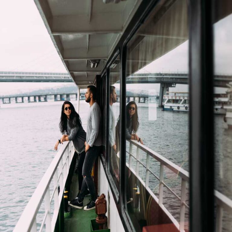 Dos personas en los pasillos de un crucero Que hacer en Nápoles durante una parada de crucero