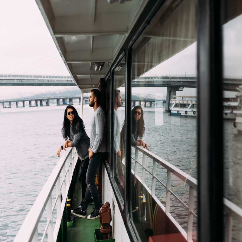 Dos personas en los pasillos de un crucero Consejos para encontrar unas vacaciones en cruceros baratas