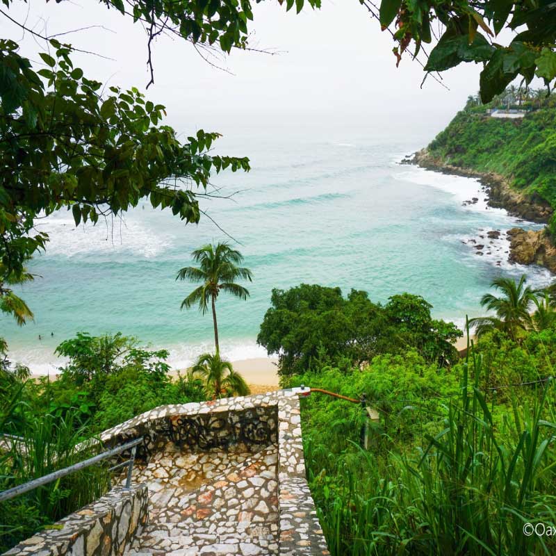 Vista-de-la-playa-de-carrizalillo-desde-sus-escaleras-altas