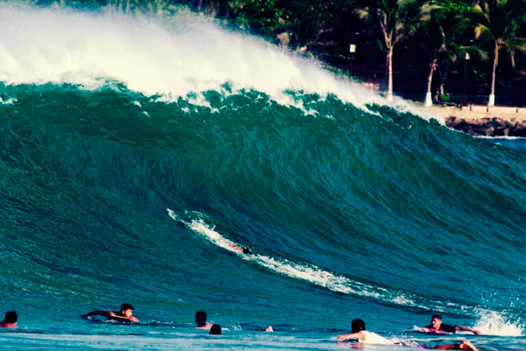 olas-y-surfistas-en-playa-zicatela-de-puerto-escondido-México