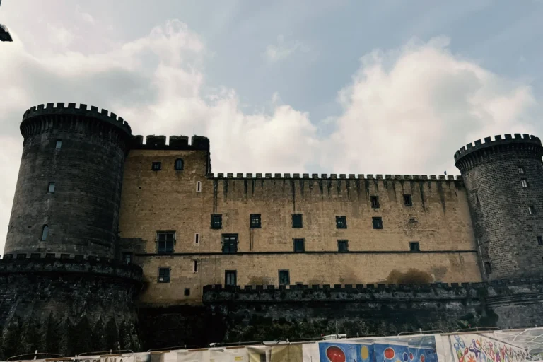 Castillo-Nuovo-visto-desde-el-puerto-de-crucero-de-nápoles