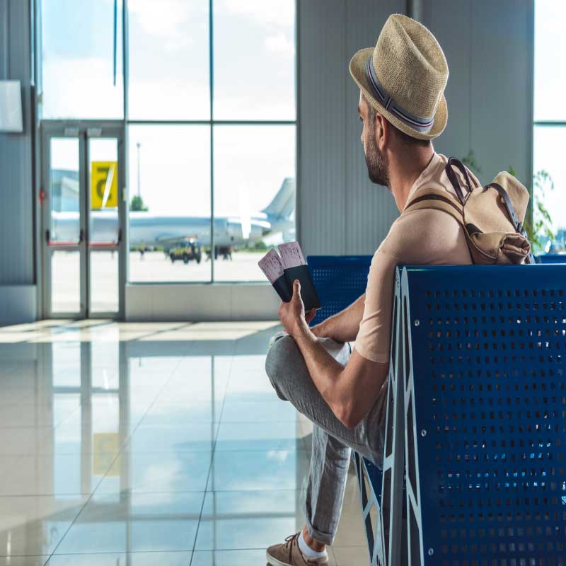 Hombre-esperando-la-salida-de-su-avión