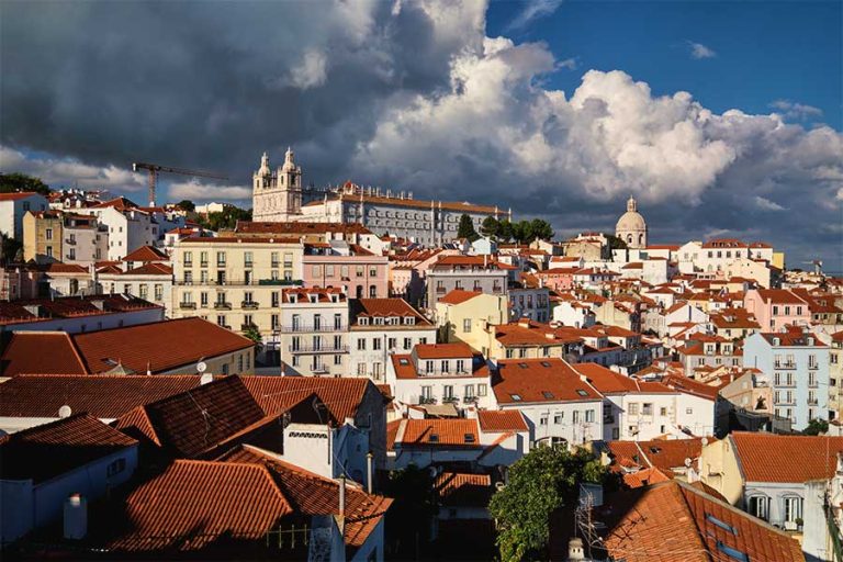Vista-de-Lisboa-desde-el-mirador-de-Santa-Luzia.-Lisboa-Portugal