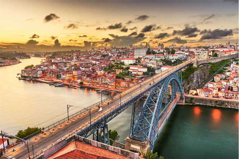 Vista-aerea-del-puente-donde-pasa-el-tranvia-de-Oporto-Portugal