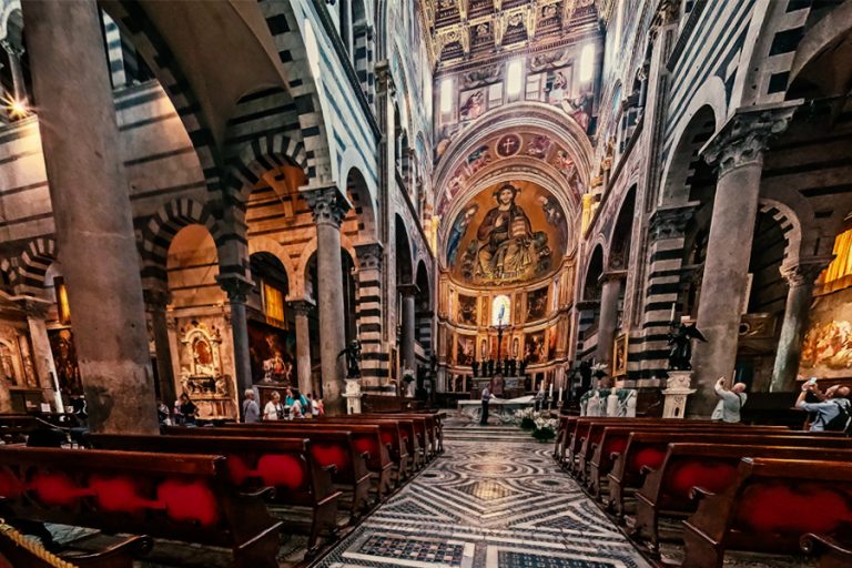 Interior-de-la-catedral-de-pisa-en-Italia