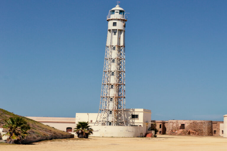 Faro-del-castillo-de-san-sebastian-en-cadiz-españa