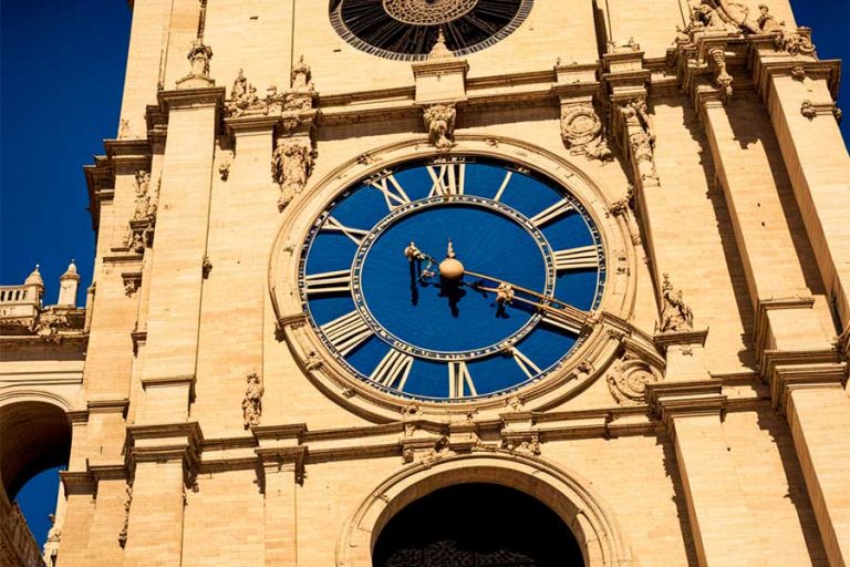 Torre-del-reloj-en-la-catedral-de-cadiz-españa