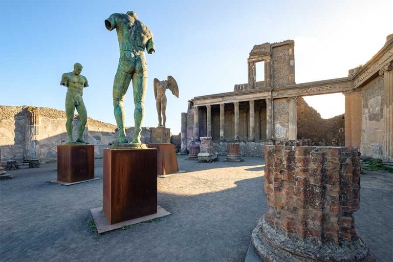 Esculturas-gigantes-de-Pompeya-Napoles