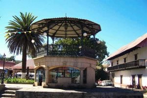 Kiosco-en-el-area-de-restaurantes-del-parque-de-las-truchas-de-hidalgo