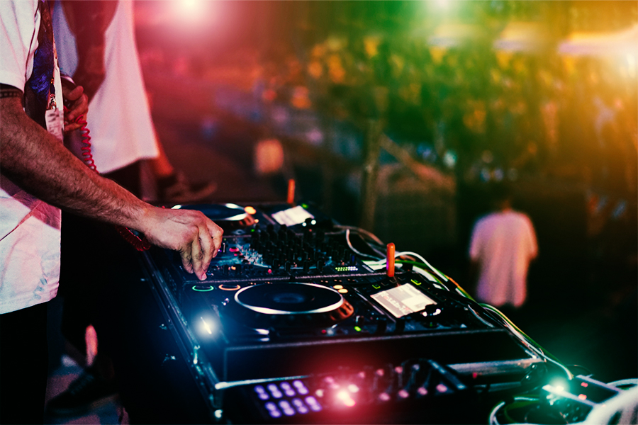 Dj-tocando-en-un-Beach-Club-de-Zicatela-Puerto-Escondido