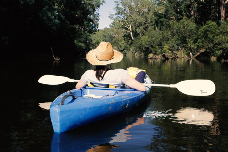 Mujer-haciendo-kayak-en-laguna-de-manialtepec-puerto-escondido