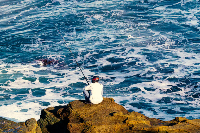 Pezca-deportiba-en-una-bahia-de-puerto-escondido-méxico