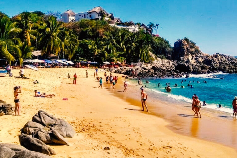 Playa-manzanillo-en-Puerto-Escondido