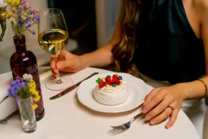 ¿Cuánto cuesta un cóctel o bebida alcohólica en un crucero? 6 cena-de-gala-en-crucero