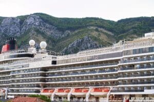 crucero-de-lujo-navegando-junto-a-majestuosas-montañas