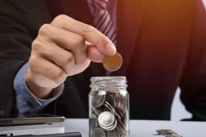 Consejos para ahorrar en unas vacaciones en crucero 9 propinas-en-un-crucero-jarra-de-monedas