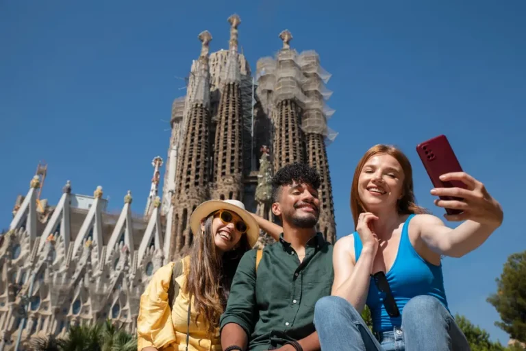 Qué hacer en Barcelona en una parada de crucero 1 angulo-bajo-amigos-sonrientes-tomando-selfie