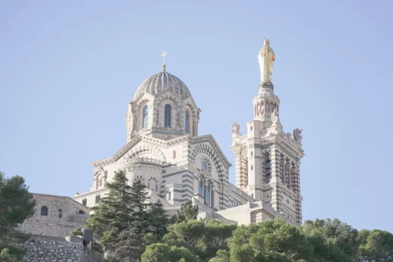 Qué hacer en Marsella Francia en una parada de crucero 3 basilica de notre dame de la garde vista contrapicada con cielo despejado Qué hacer en Marsella Francia en una parada de crucero