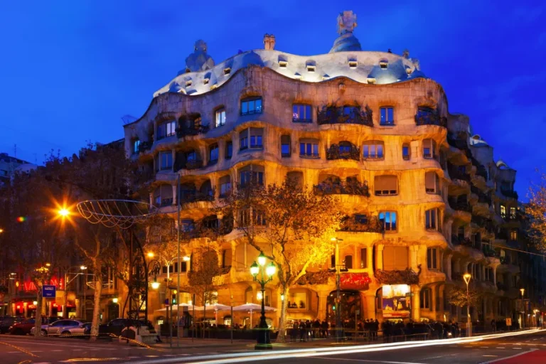Qué hacer en Barcelona en una parada de crucero 4 casa-mila-la-pedrera-barcelona-noche