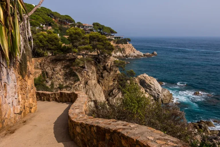 Qué hacer en Barcelona en una parada de crucero 10 costa-brava-cataluna-espana-acantilados-mar