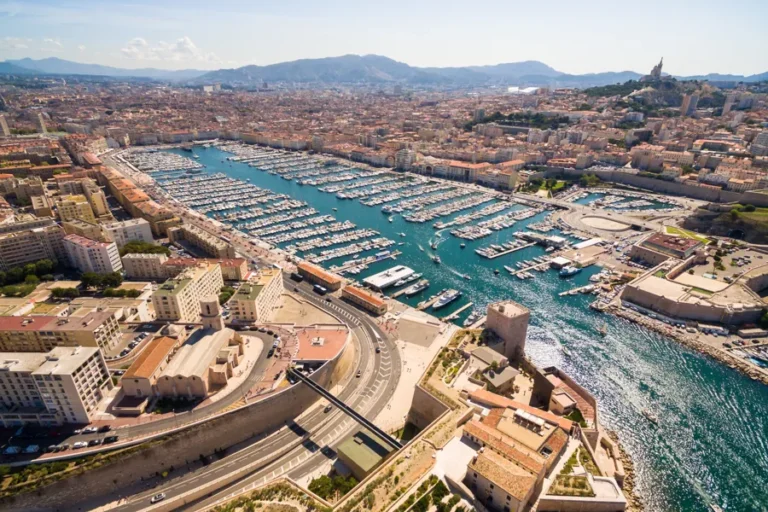 marsella-francia-vista-aerea-del-puerto-viejo-con-barcos-y-ciudad-al-fondo