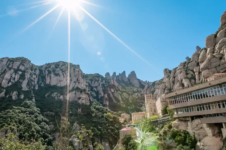 Qué hacer en Barcelona en una parada de crucero 7 monasterio-de-santa-maria-de-montserrat-montaña-paisaje