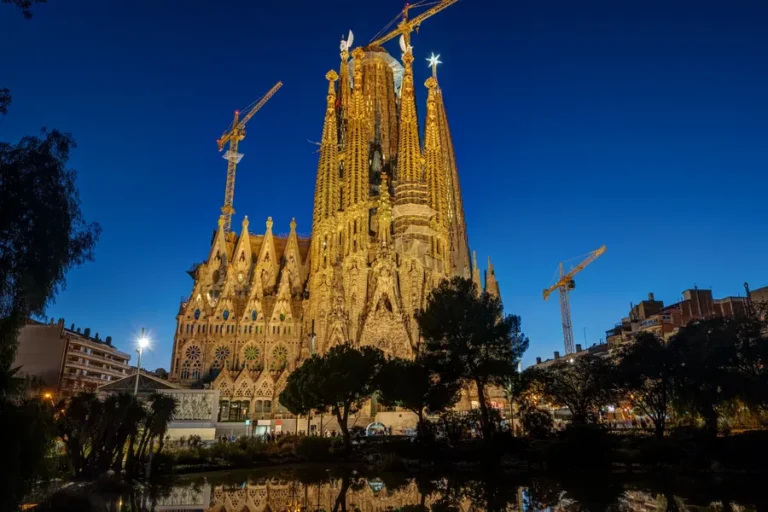 Qué hacer en Barcelona en una parada de crucero 5 sagrada-familia-barcelona-noche
