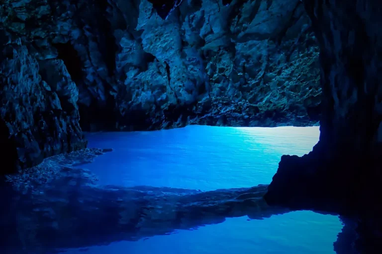 Que hacer en Split Croacia en una escala de crucero 7 blue-cave-split-interior-cueva-luz-azul-croacia