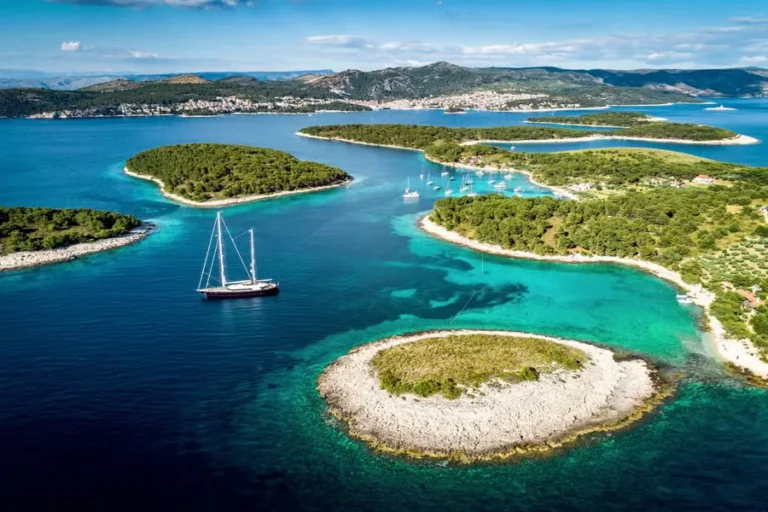 Que hacer en Split Croacia en una escala de crucero 6 islas-pakleni-en-croacia-vista-aerea-desde-hvar-con-barcos