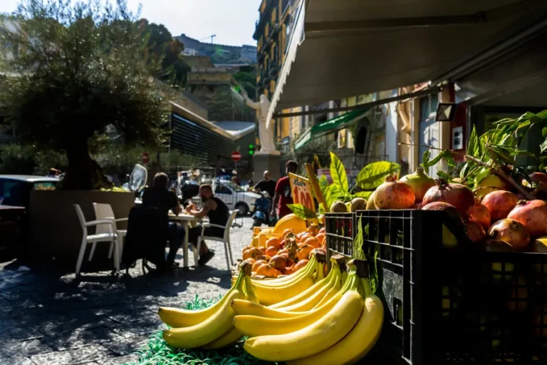 Que hacer en Split Croacia en una escala de crucero 5 mercado-de-split-en-croacia-frutas-frescas-en-la-calle