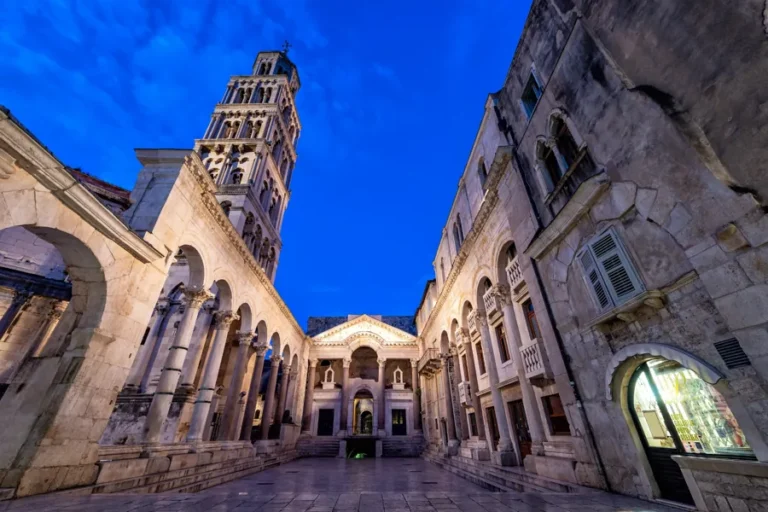 Que hacer en Split Croacia en una escala de crucero 2 palacio-de-diocleciano-en-split-al-anochecer-croacia