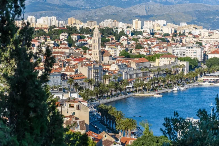 Que hacer en Split Croacia en una escala de crucero 1 split-croacia-en-crucero-casco-antiguo-y-riviera-con-palmeras