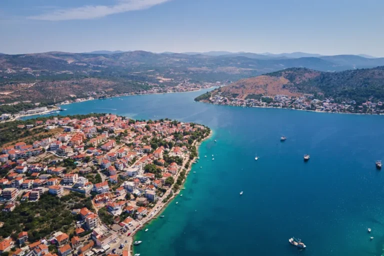 Que hacer en Split Croacia en una escala de crucero 4 trogir-en-croacia-vista-aerea-de-la-isla-ciovo-y-canal