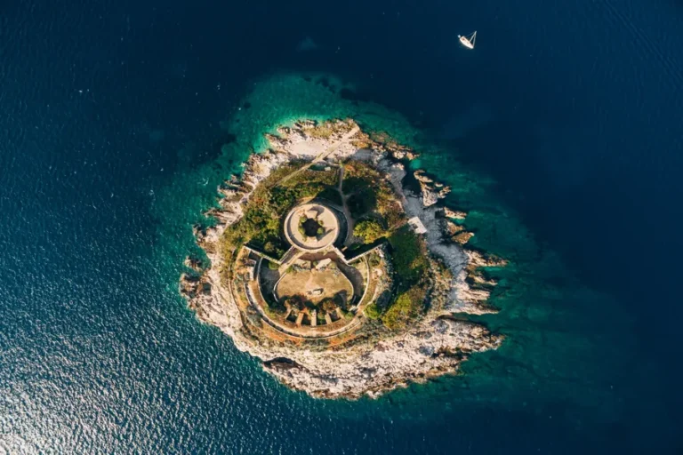 Qué hacer en Dubrovnik en una escala de crucero 9 fortaleza-mamula-montenegro-isla-circular-vista-aerea-desde-el-adriatico-900x600