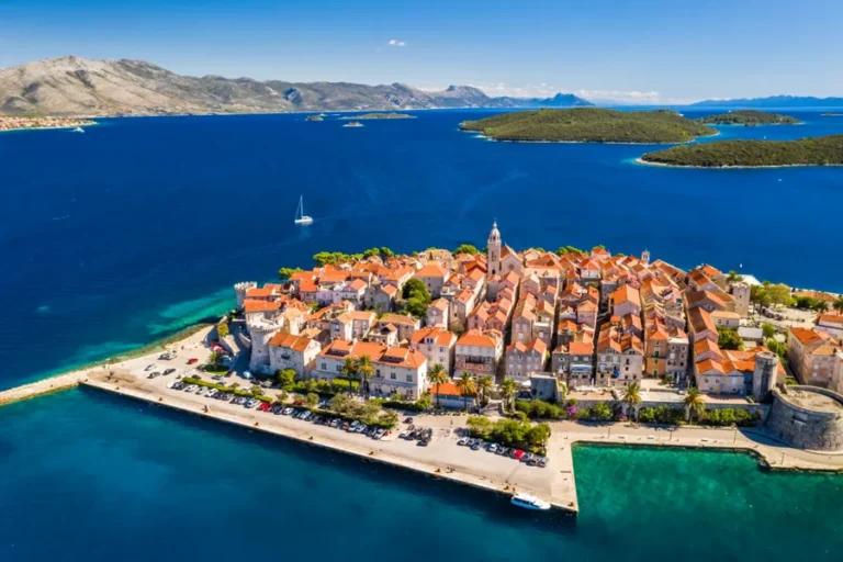 Qué hacer en Dubrovnik en una escala de crucero 11 korcula-vista-aerea-casco-antiguo-mar-azul