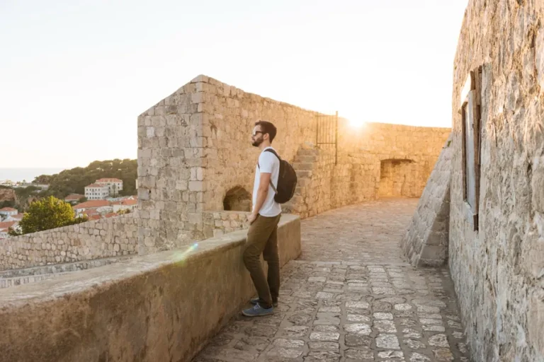 Qué hacer en Dubrovnik en una escala de crucero 5 murallas-de-dubrovnik-paseo-al-atardecer-experiencia-de-viaje-juego-de-tronos-900x600