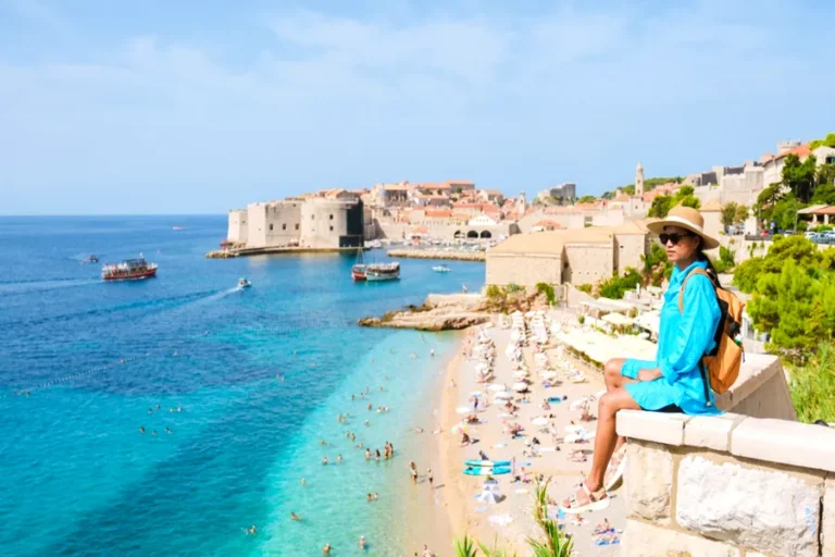 Qué hacer en Dubrovnik en una escala de crucero 7 playa banje dubrovnik turista verano colores vibrantes Qué hacer en Dubrovnik en una escala de crucero