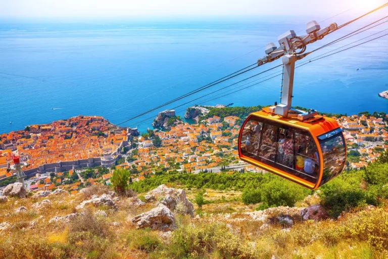 Qué hacer en Dubrovnik en una escala de crucero 2 teleferico dubrovnik vista panoramica juego de tronos desde monte srd 900x600 1 Qué hacer en Dubrovnik en una escala de crucero