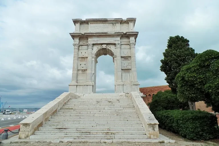 Qué hacer en Ancona Italia en una escala de crucero 5 arco-de-trajano-ancona-escalinata-y-marco-romano