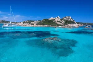 Qué hacer en Marsella Francia en una parada de crucero 14 cagliari-sardinia-sailing-turquoise-water-landscape