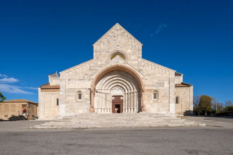 Qué hacer en Ancona Italia en una escala de crucero 4 catedral-de-ancona-fachada-románica-con-cielo-despejado
