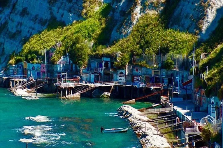 Qué hacer en Ancona Italia en una escala de crucero 3 passetto-y-las-grutas-costeras-ancona-acantilado-y-mar-turquesa