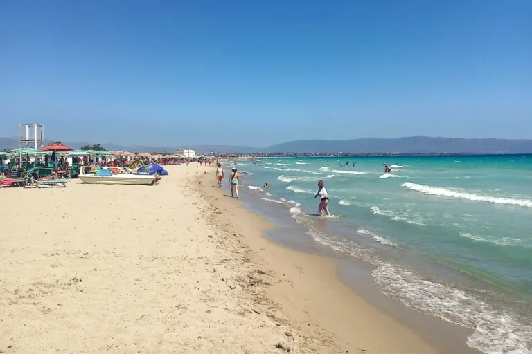 Qué hacer en Cagliari, Sardinia en un día de crucero 6 playa-del-poetto-cagliari-verano-y-turismo-en-la-costasarda