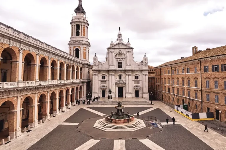 Qué hacer en Ancona Italia en una escala de crucero 9 plaza-de-la-virgen-y-la-basilica-de-loreto-arquitectura-historica-en-italia
