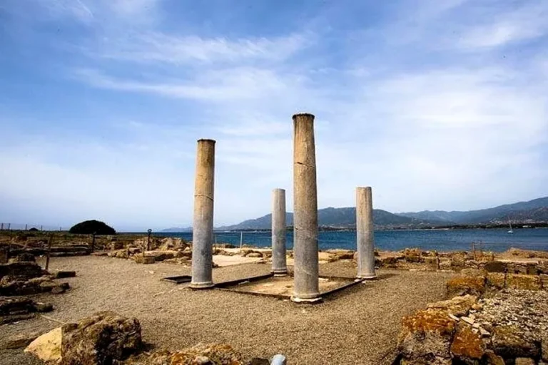 Qué hacer en Cagliari, Sardinia en un día de crucero 8 ruinas-de-nora-cerdena-columnas-romanas-junto-al-mar