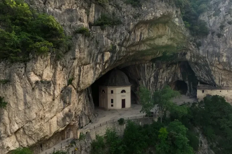 Qué hacer en Ancona Italia en una escala de crucero 8 santuario-madonna-di-frasassi-templo-en-cueva-natural