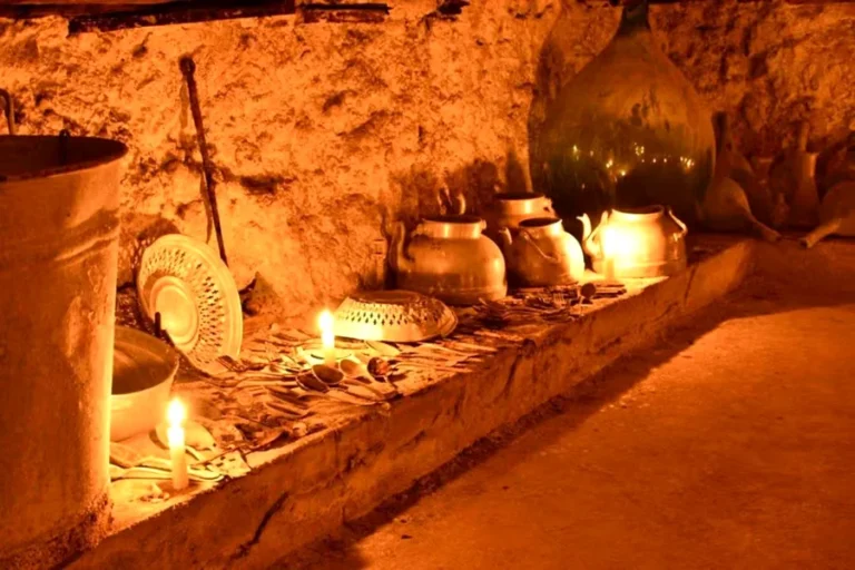Qué hacer en Cagliari, Sardinia en un día de crucero 4 subterraneos-de-cagliari-utensilios-antiguos-a-la-luz-de-las-velas