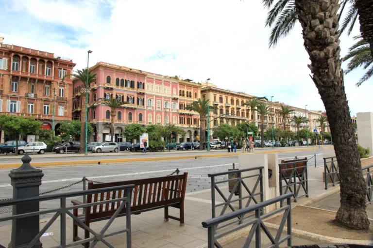 Qué hacer en Cagliari, Sardinia en un día de crucero 5 via-roma-cagliari-fachadas-historicas-y-paseo-urbano