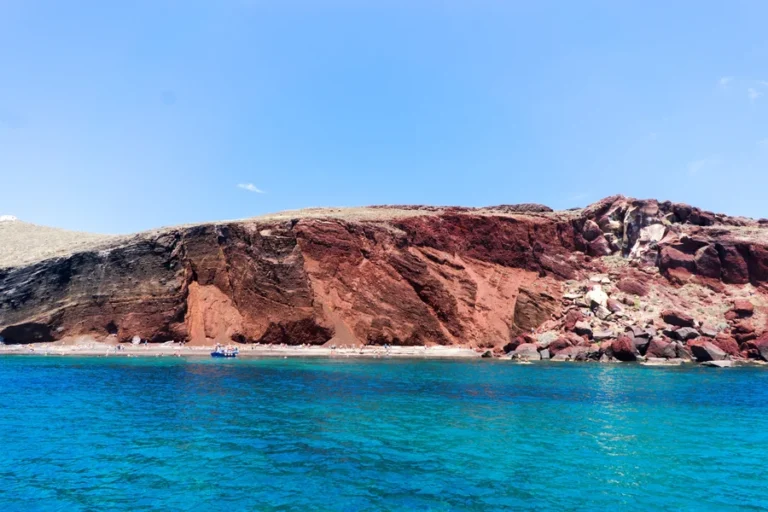 playa-roja-santorini-grecia-vista-desde-el-mar